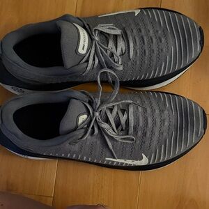 Nike Men's Gray Athletic Shoes